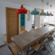 Cuisine table dur bâti carreaux ciment plan de travail béton ciré bois orange bleu décoration architecture intérieur appartement rénovation