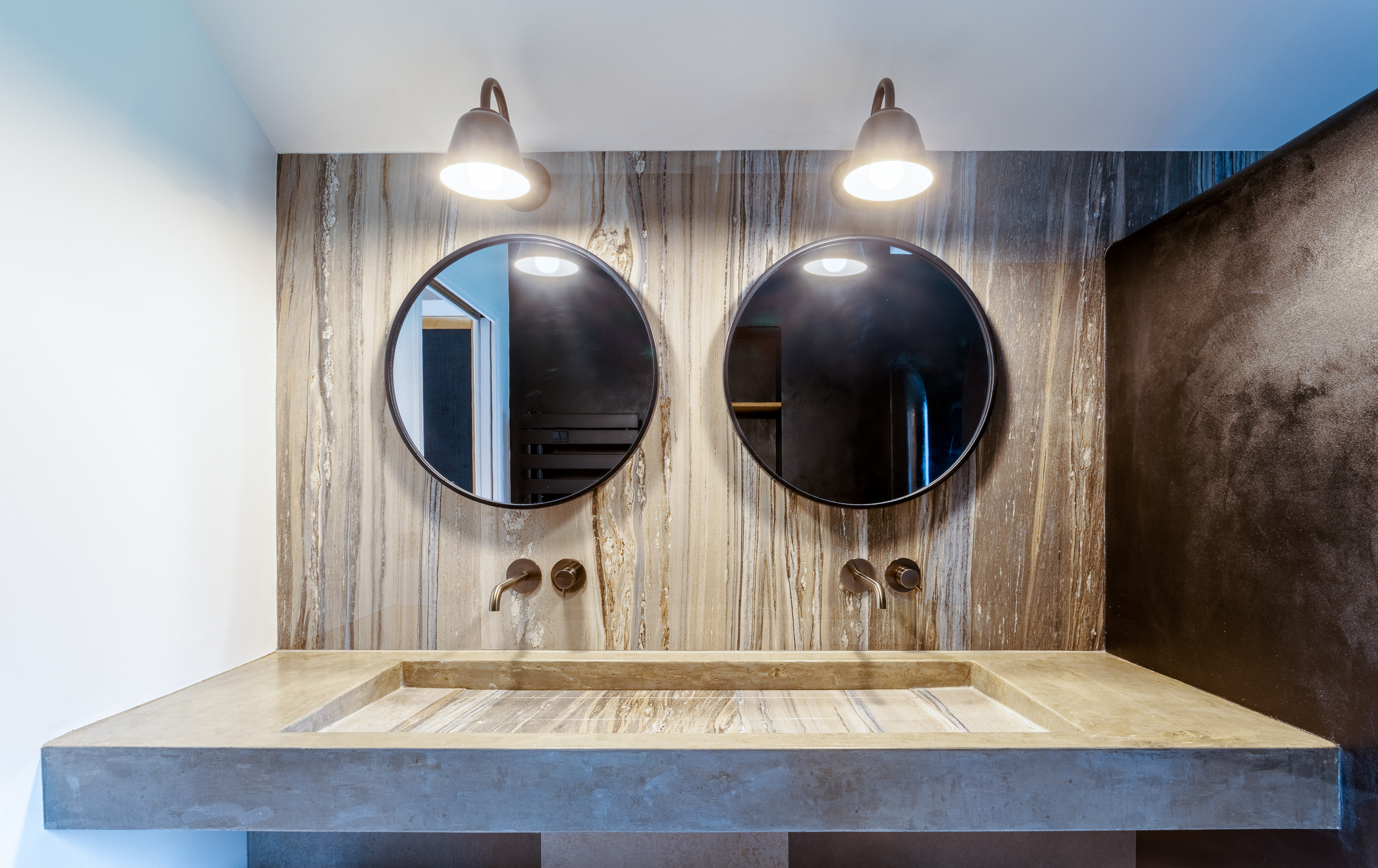 salle de bain robinetterie encastrée éco-responsable vaucluse annemasse luberon haute-savoie annecy carrelage pierre sur-mesure évier béton agencement salle de bain lavabo vasque bronze douche local commercial meubles sur-mesure déco colorée conseil décorateur intérieur architecture d'intérieur mobilier suivi de chantier accompagnement travaux assistance à la maîtrise d'ouvrage