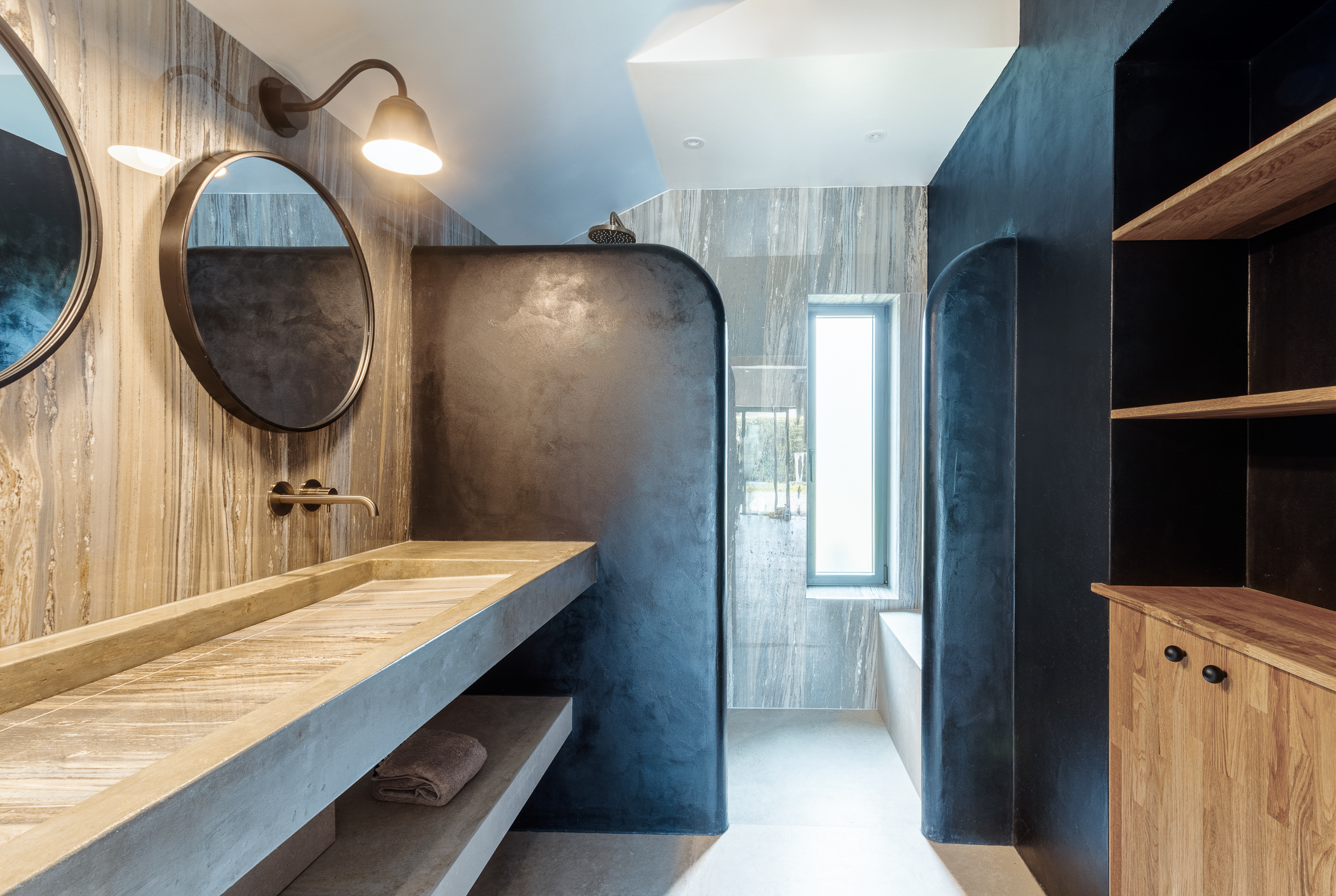 salle de bain robinetterie encastrée éco-responsable vaucluse annemasse luberon haute-savoie annecy carrelage pierre sur-mesure évier béton agencement salle de bain lavabo vasque bronze douche local commercial meubles sur-mesure déco colorée conseil décorateur intérieur architecture d'intérieur mobilier suivi de chantier accompagnement travaux assistance à la maîtrise d'ouvrage