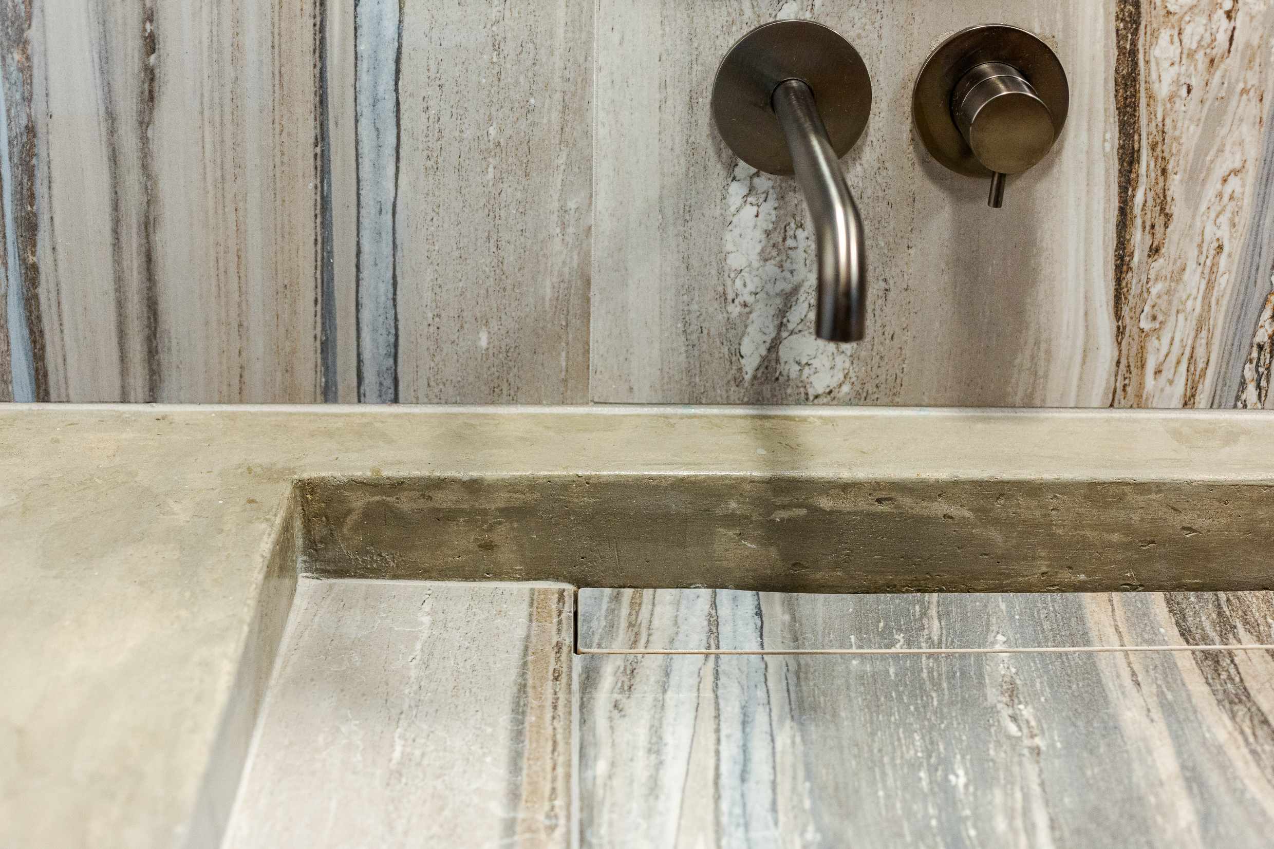 salle de bain robinetterie encastrée éco-responsable vaucluse annemasse luberon haute-savoie annecy carrelage pierre sur-mesure évier béton agencement salle de bain lavabo vasque bronze local commercial meubles sur-mesure déco colorée conseil décorateur intérieur architecture d'intérieur mobilier suivi de chantier accompagnement travaux assistance à la maîtrise d'ouvrage