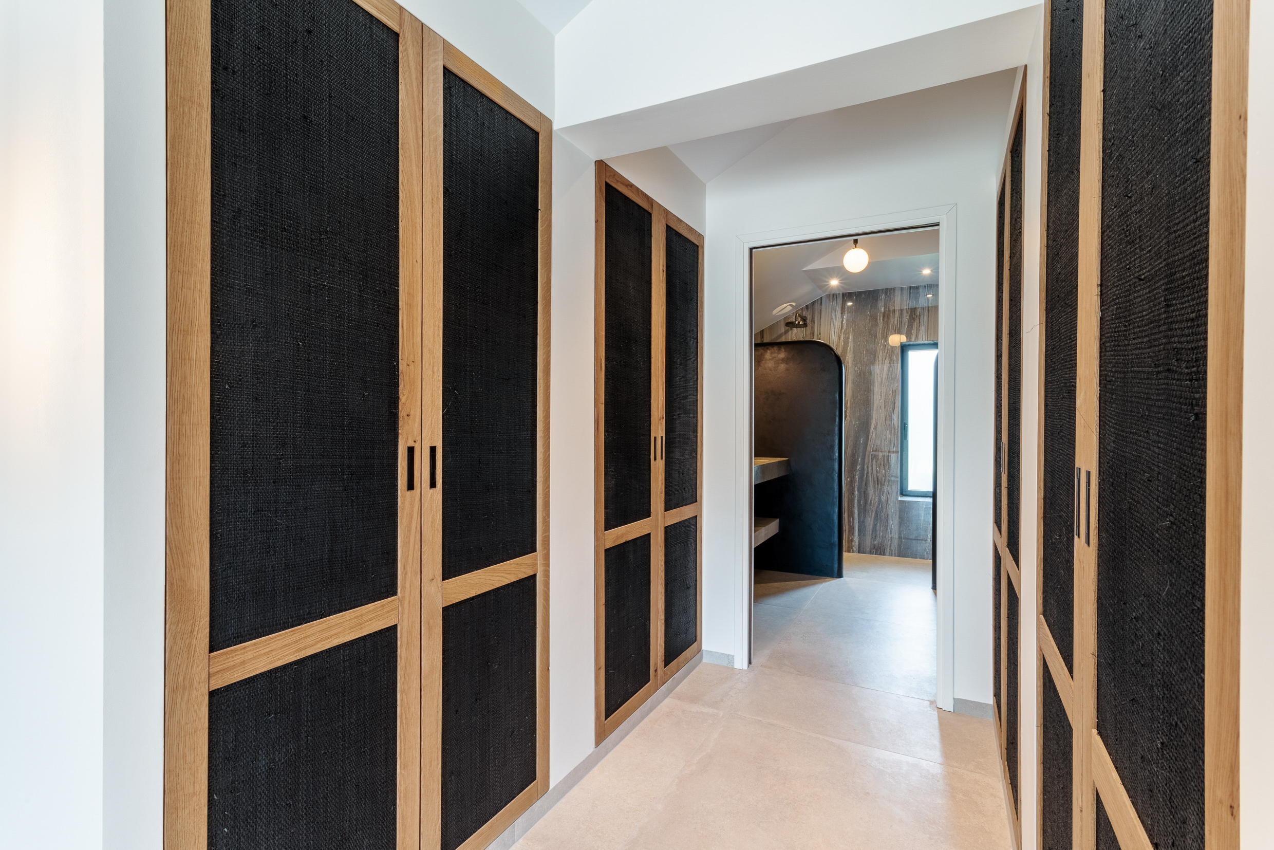 meubles sur mesure salle de bain baignoire chambre master bedroom suite parentale bleu mer architecte d'intérieur vaucluse haute-savoie genève avignon carpentras gordes coustellet apt luberon saint-julien-en-genevois vétraz industriel vieux bois réemploi poutres bleu blue sea hotel éco-responsable chêne dressing raffia local commercial meubles sur-mesure déco colorée conseil décorateur intérieur architecture d'intérieur mobilier suivi de chantier accompagnement travaux assistance à la maîtrise d'ouvrage