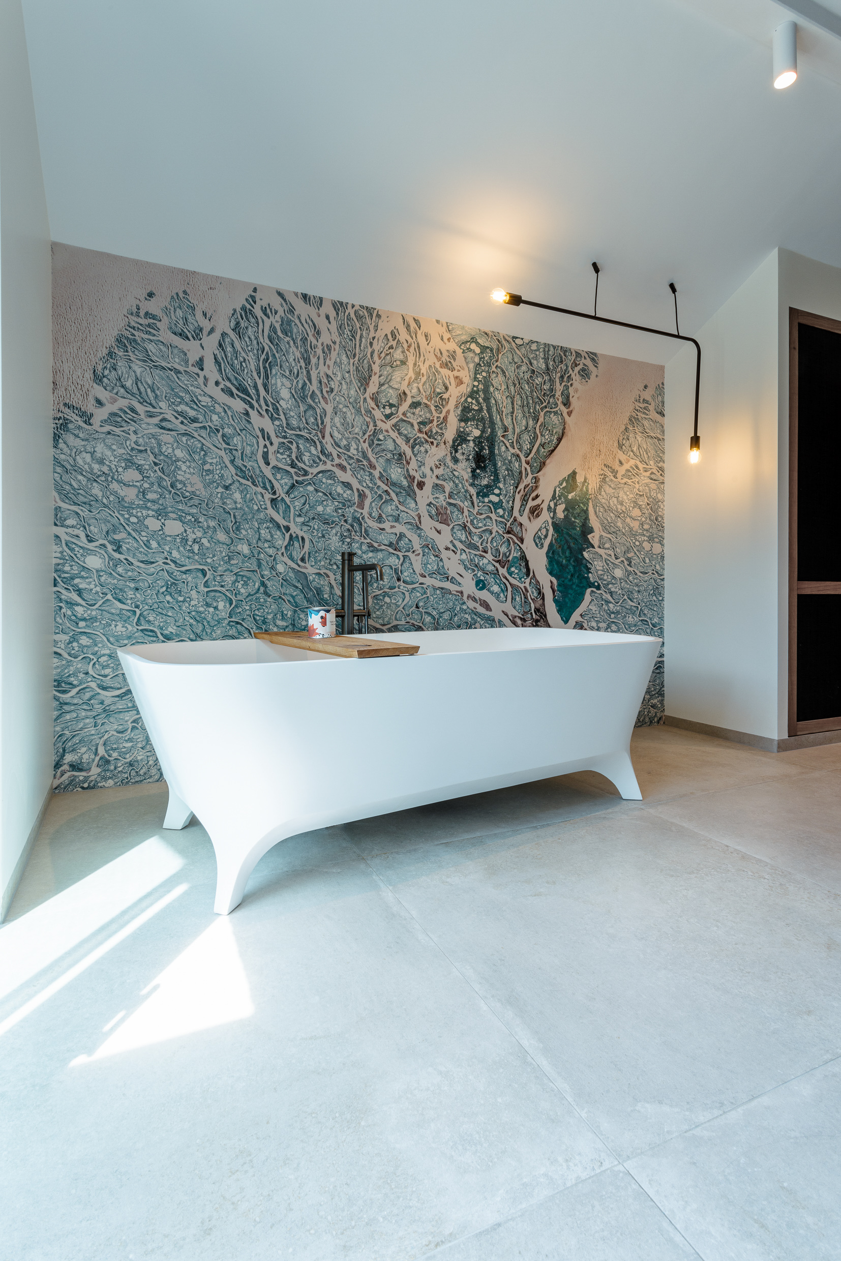 salle de bain baignoire chambre master bedroom suite parentale bleu mer architecte d'intérieur vaucluse haute-savoie genève avignon carpentras gordes coustellet apt luberon saint-julien-en-genevois vétraz industriel vieux bois réemploi poutres bleu blue sea hotel éco-responsable chêne local commercial meubles sur-mesure déco colorée conseil décorateur intérieur architecture d'intérieur mobilier suivi de chantier accompagnement travaux assistance à la maîtrise d'ouvrage
