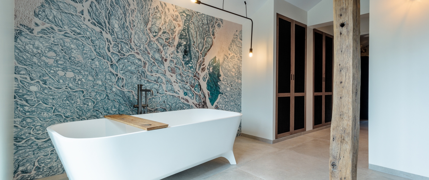 salle de bain baignoire chambre master bedroom suite parentale bleu mer architecte d'intérieur vaucluse haute-savoie genève avignon carpentras gordes coustellet apt luberon saint-julien-en-genevois vétraz industriel vieux bois réemploi poutres bleu blue sea hotel éco-responsable chêne local commercial meubles sur-mesure déco colorée conseil décorateur intérieur architecture d'intérieur mobilier suivi de chantier accompagnement travaux assistance à la maîtrise d'ouvrage