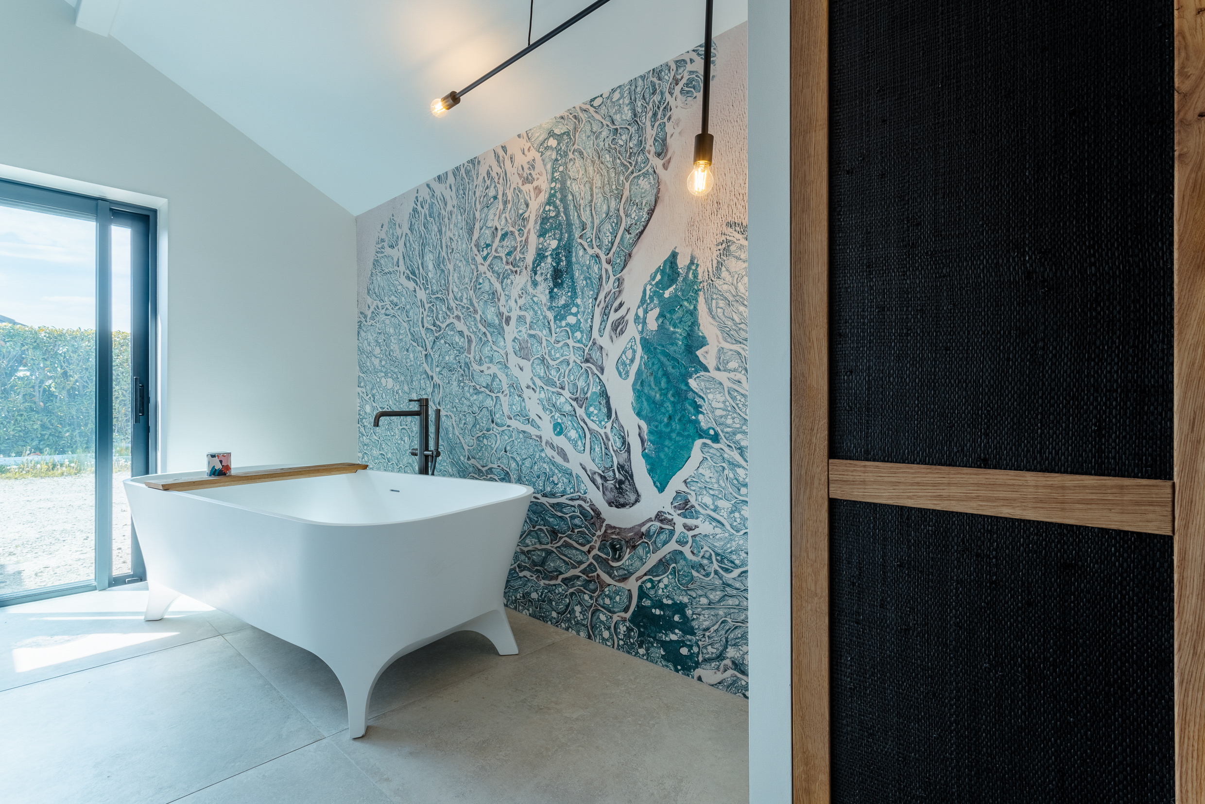 salle de bain baignoire chambre master bedroom suite parentale bleu mer architecte d'intérieur vaucluse haute-savoie genève avignon carpentras gordes coustellet apt luberon saint-julien-en-genevois vétraz industriel vieux bois réemploi poutres bleu blue sea hotel éco-responsable chêne local commercial meubles sur-mesure déco colorée conseil décorateur intérieur architecture d'intérieur mobilier suivi de chantier accompagnement travaux assistance à la maîtrise d'ouvrage