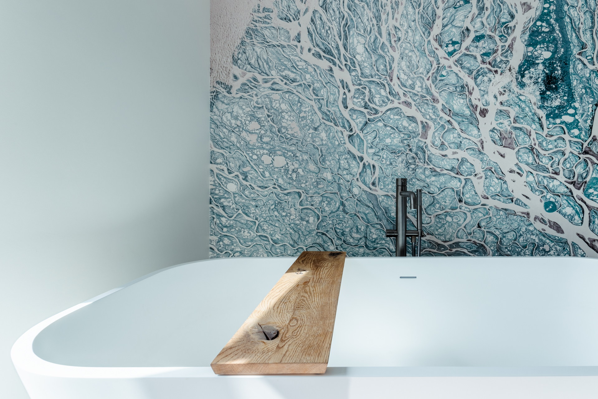 salle de bain baignoire chambre master bedroom suite parentale bleu mer architecte d'intérieur vaucluse haute-savoie genève avignon carpentras gordes coustellet apt luberon saint-julien-en-genevois vétraz industriel vieux bois réemploi poutres bleu blue sea hotel éco-responsable chêne local commercial meubles sur-mesure déco colorée conseil décorateur intérieur architecture d'intérieur mobilier suivi de chantier accompagnement travaux assistance à la maîtrise d'ouvrage