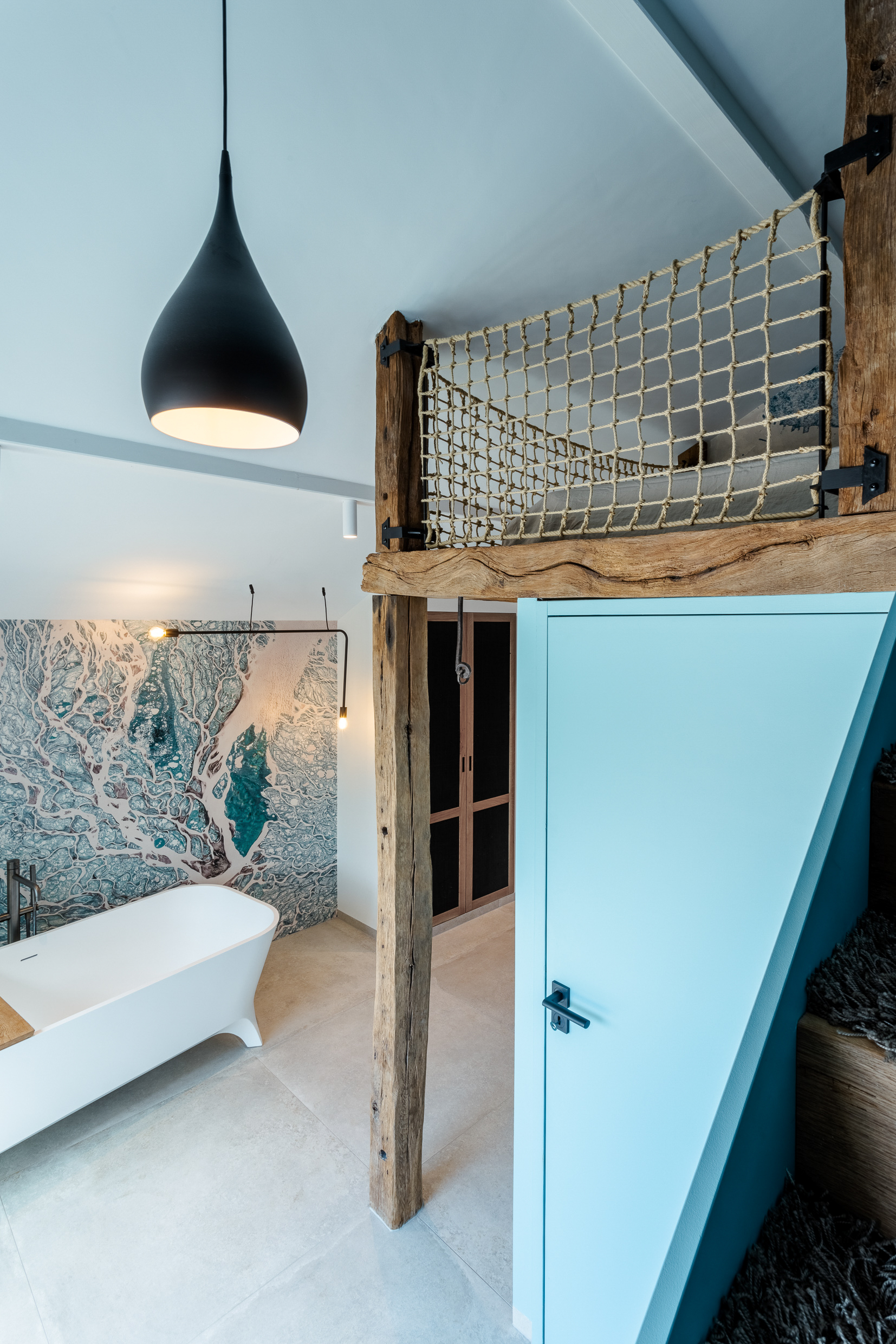 salle de bain baignoire chambre master bedroom suite parentale bleu mer architecte d'intérieur vaucluse haute-savoie genève avignon carpentras gordes coustellet apt luberon saint-julien-en-genevois vétraz industriel vieux bois réemploi poutres bleu blue sea hotel éco-responsable chêne local commercial meubles sur-mesure déco colorée conseil décorateur intérieur architecture d'intérieur mobilier suivi de chantier accompagnement travaux assistance à la maîtrise d'ouvrage éco-responsable
