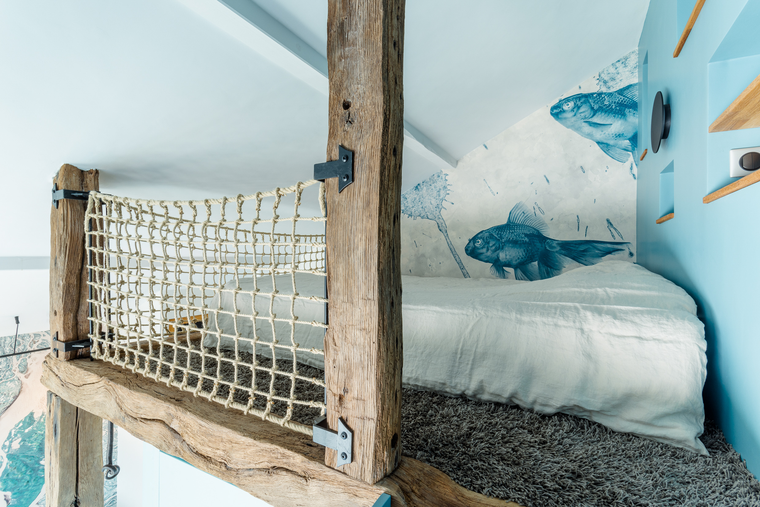 papier peint poissons tapisserie étagères mezzanine lit bedroom suite parentale bleu mer architecte d'intérieur vaucluse haute-savoie genève avignon carpentras gordes coustellet apt luberon saint-julien-en-genevois vétraz industriel vieux bois réemploi poutres bleu blue sea hotel meubles sur mesure local commercial meubles sur-mesure déco colorée conseil décorateur intérieur architecture d'intérieur mobilier suivi de chantier accompagnement travaux assistance à la maîtrise d'ouvrage