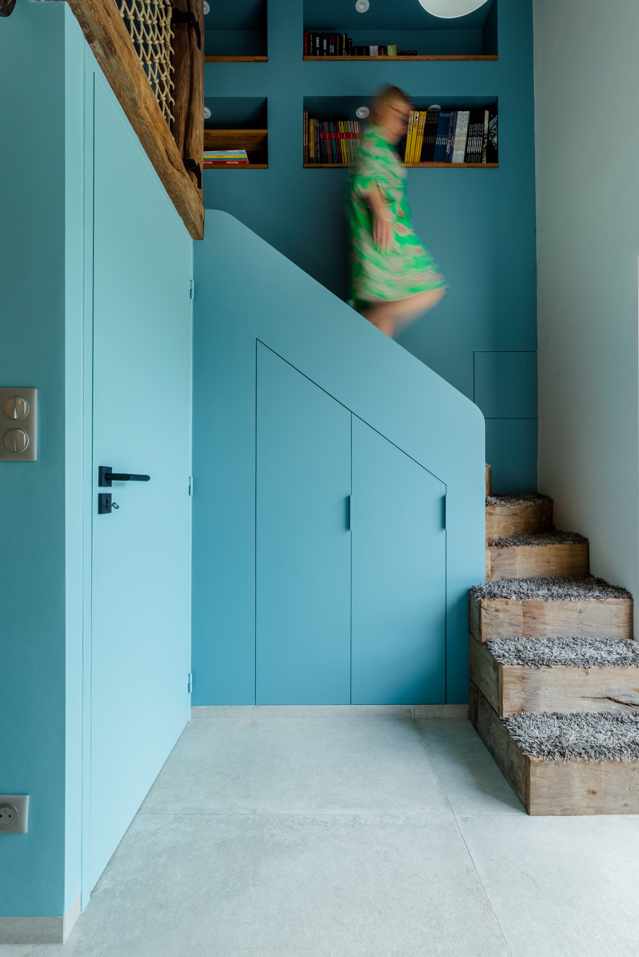 escalier moquette bedroom suite parentale bleu mer architecte d'intérieur vaucluse haute-savoie genève avignon carpentras gordes coustellet apt luberon saint-julien-en-genevois vétraz industriel vieux bois réemploi poutres bleu blue sea hotel meubles sur mesure local commercial meubles sur-mesure déco colorée conseil décorateur intérieur architecture d'intérieur mobilier suivi de chantier accompagnement travaux assistance à la maîtrise d'ouvrage ventoux